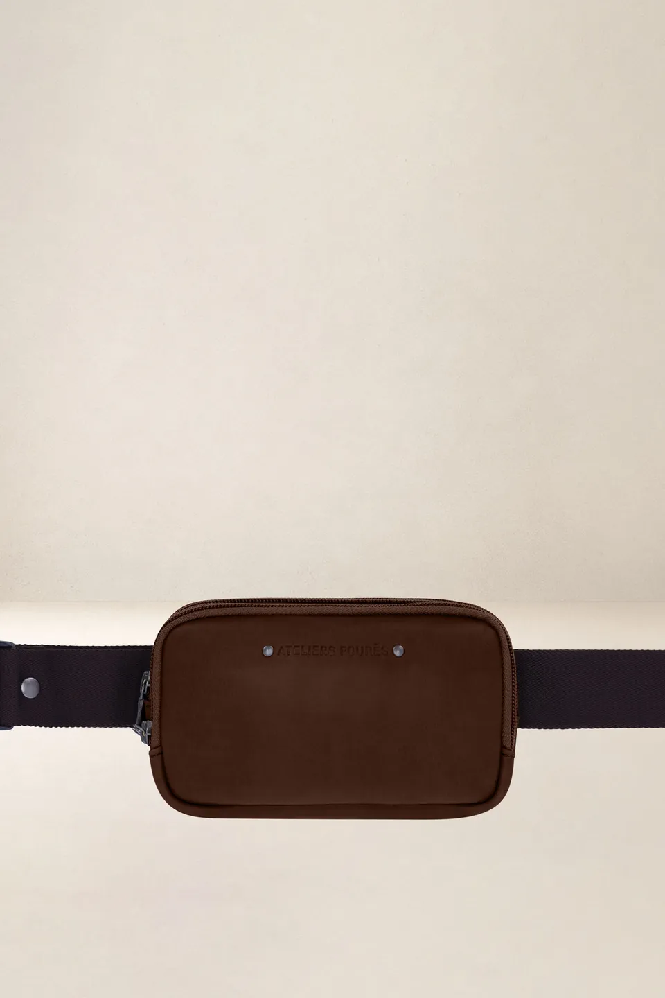 les-ateliers-four-s-icare-banane-cuir-cognac-porte-t-l-phone image 1