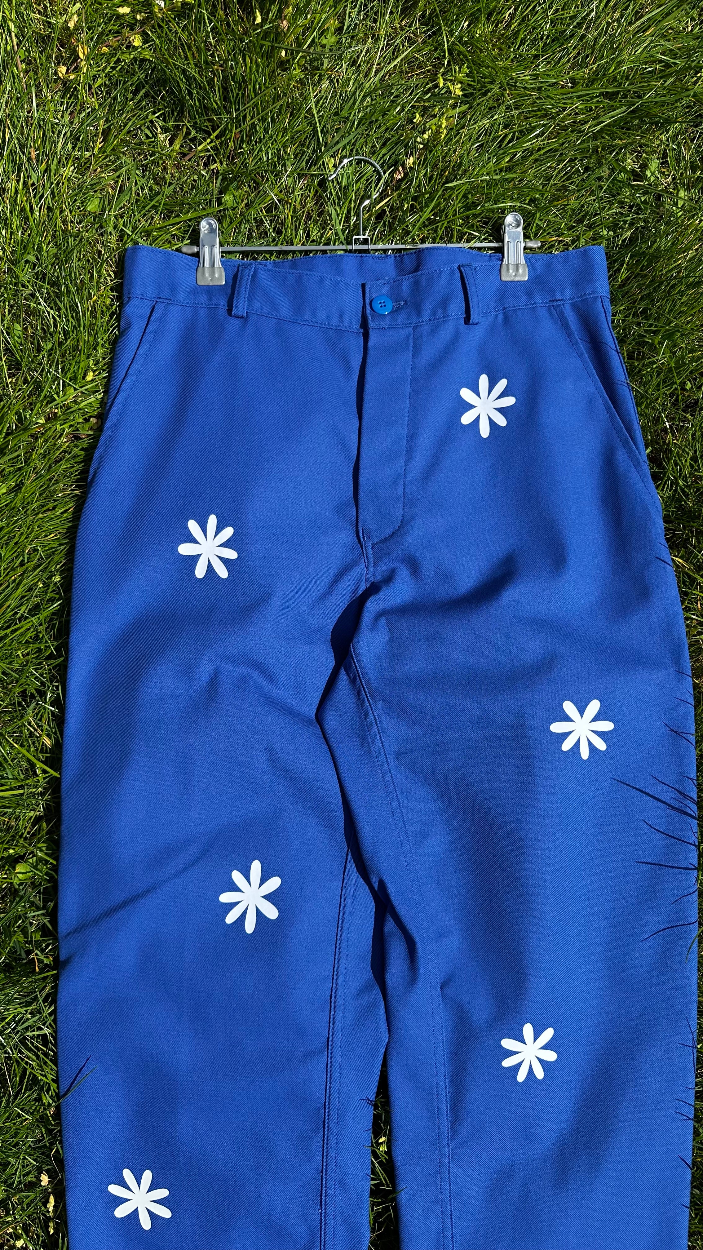 maison-gang-vestes-de-travail-pantalon-marguerites-blanches-bleu-42 image 4