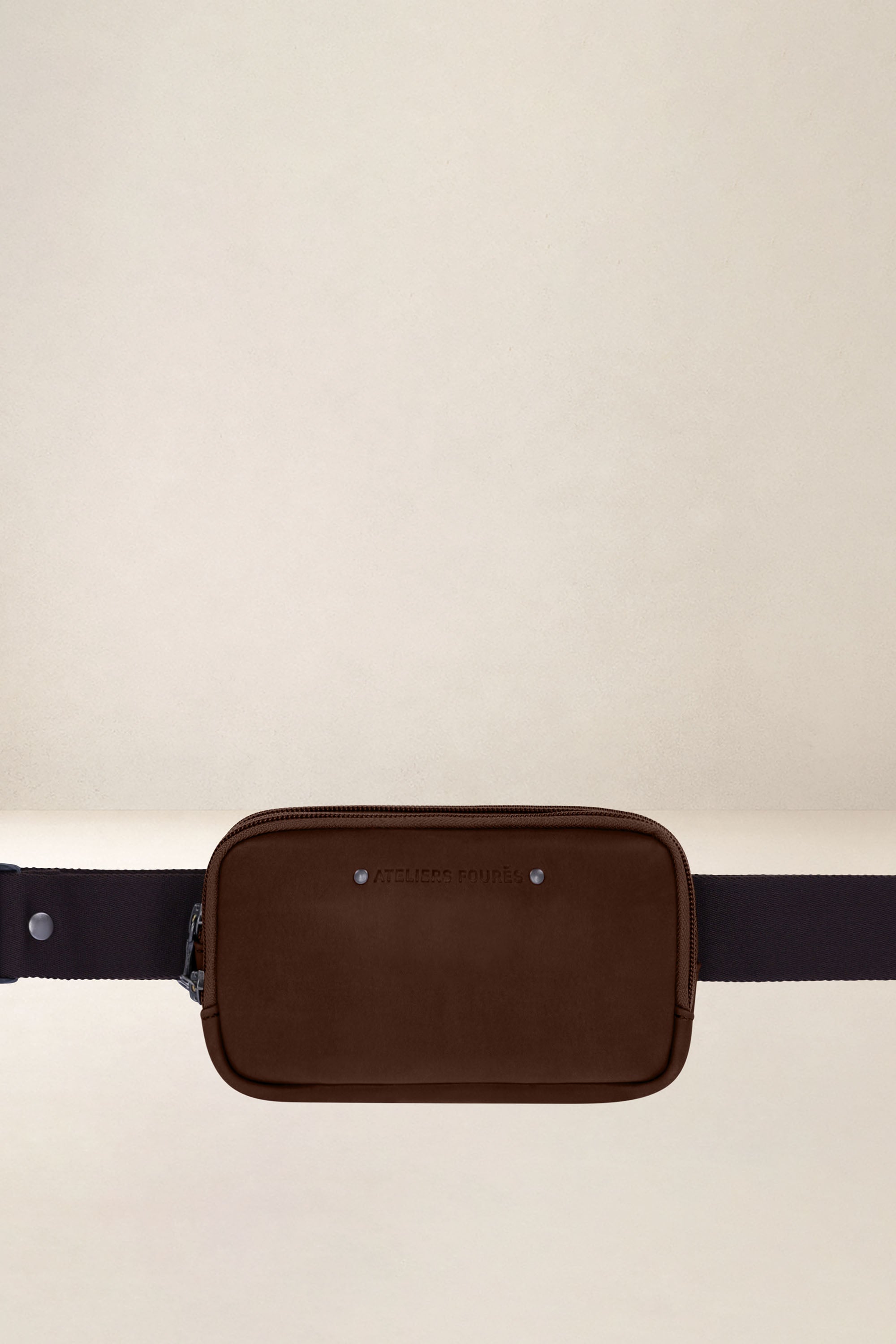 les-ateliers-four-s-icare-banane-cuir-cognac-porte-t-l-phone image 1