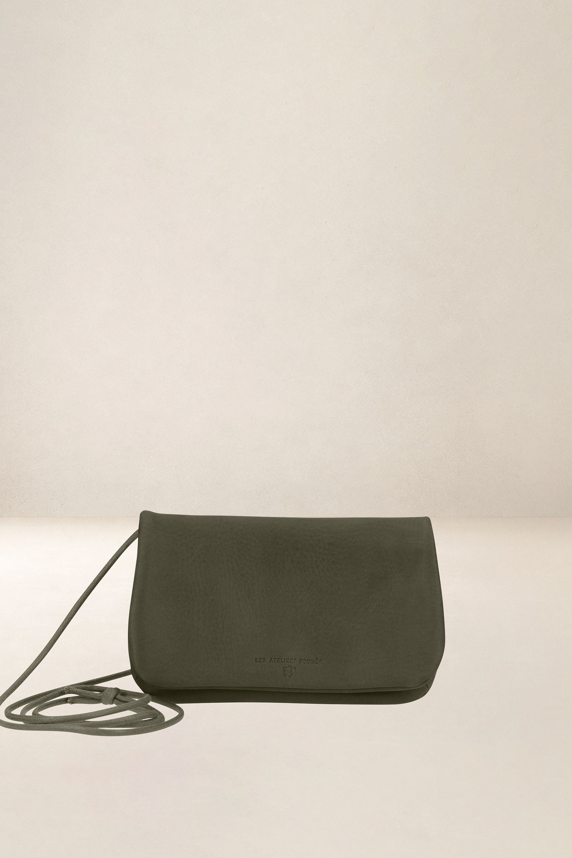 les-ateliers-four-s-cassandre-b96-pochette-t-l-phone-orange image 6