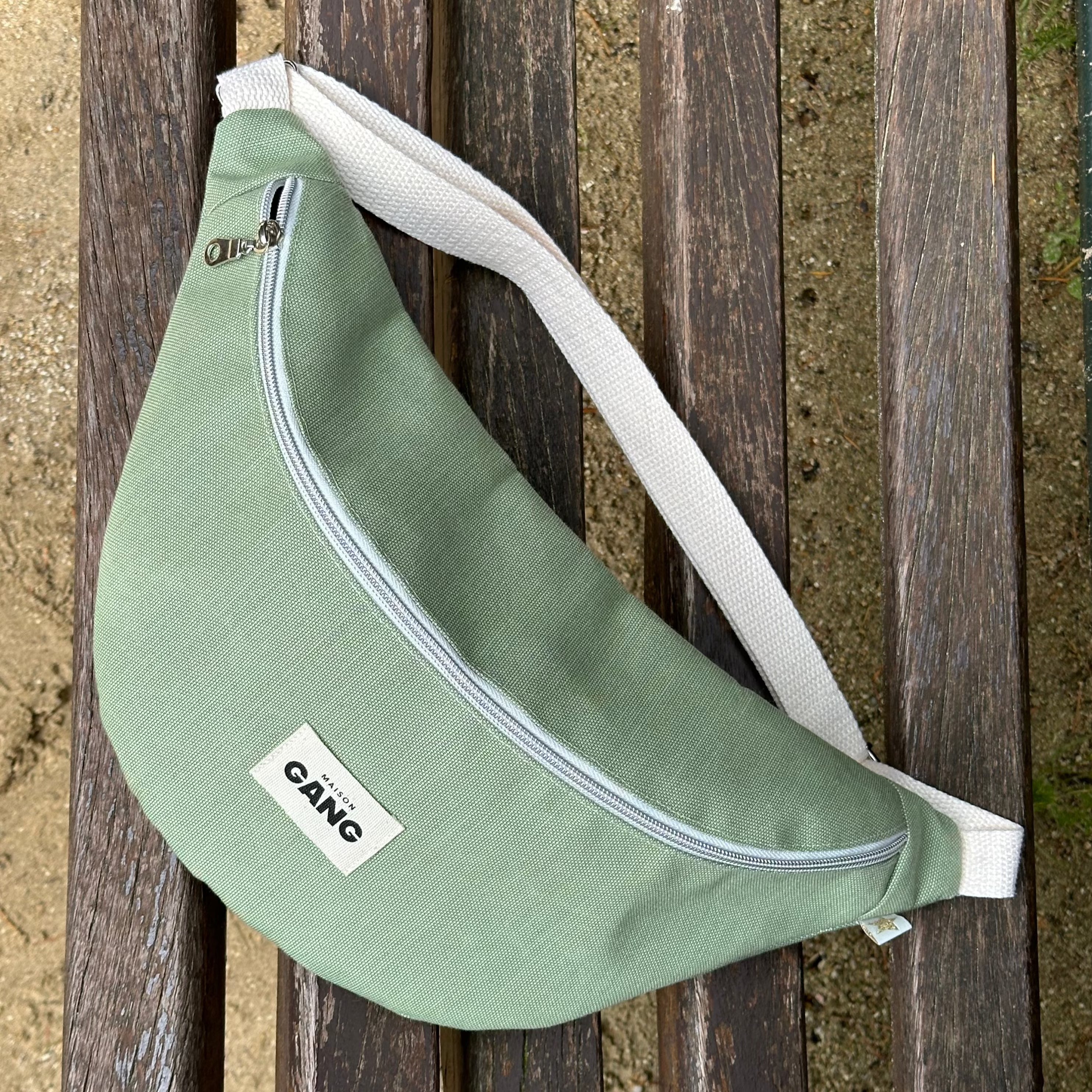 maison-gang-sac-banane-upcycl-vert-zip-dor-imperm-able image 3