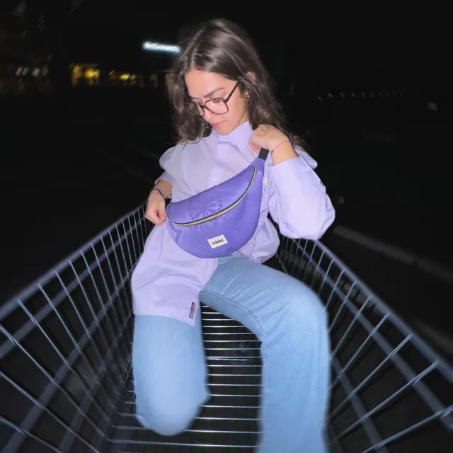 maison-gang-sac-banane-upcycl-violet-zip-dor-pi-ce-unique image 1