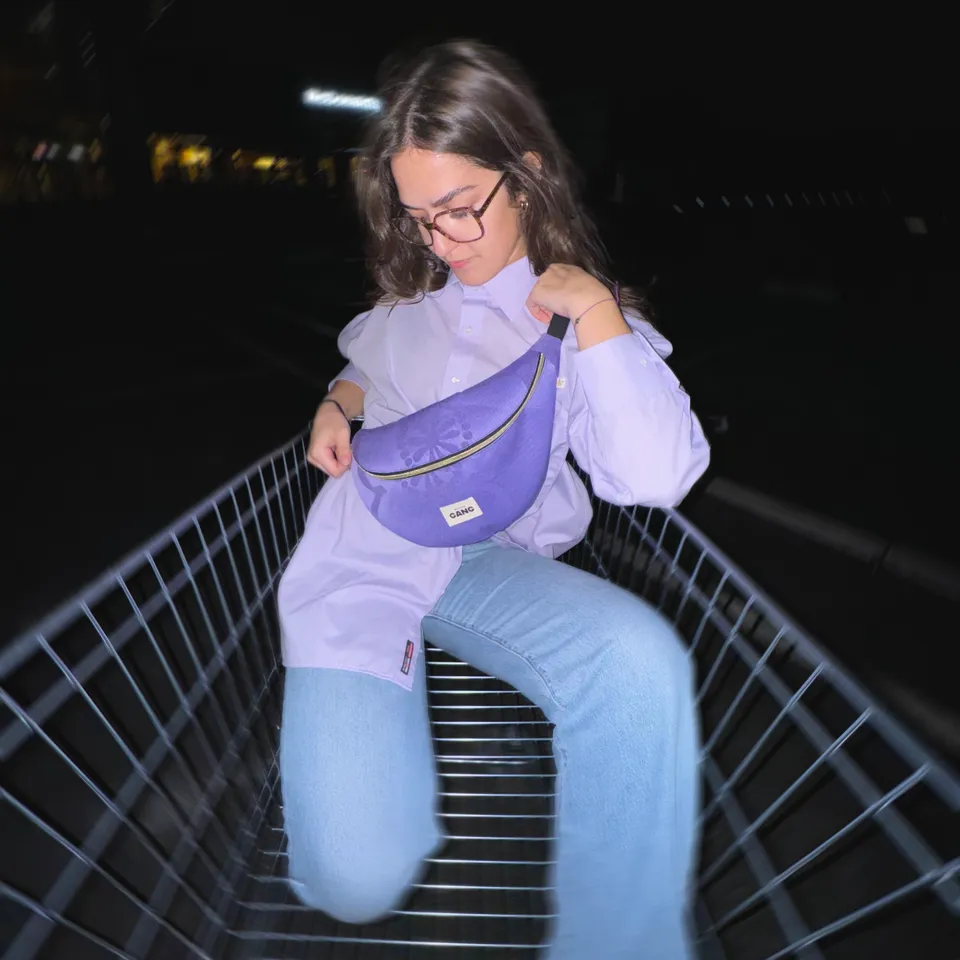 maison-gang-sac-banane-upcycl-violet-zip-dor-pi-ce-unique image 1
