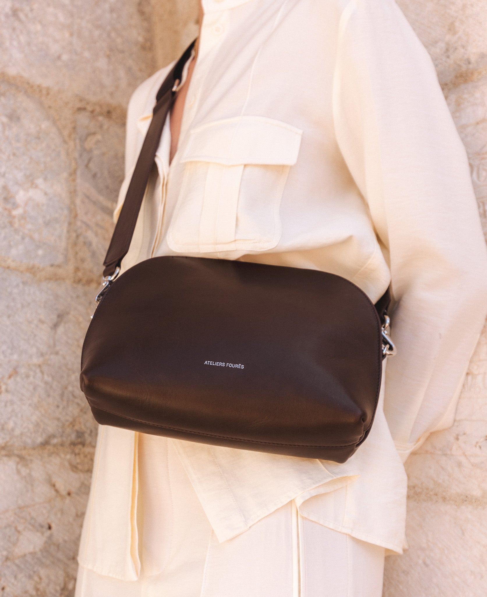 les-ateliers-four-s-odyss-e-sac-bandouli-re-fauve-cuir image 4