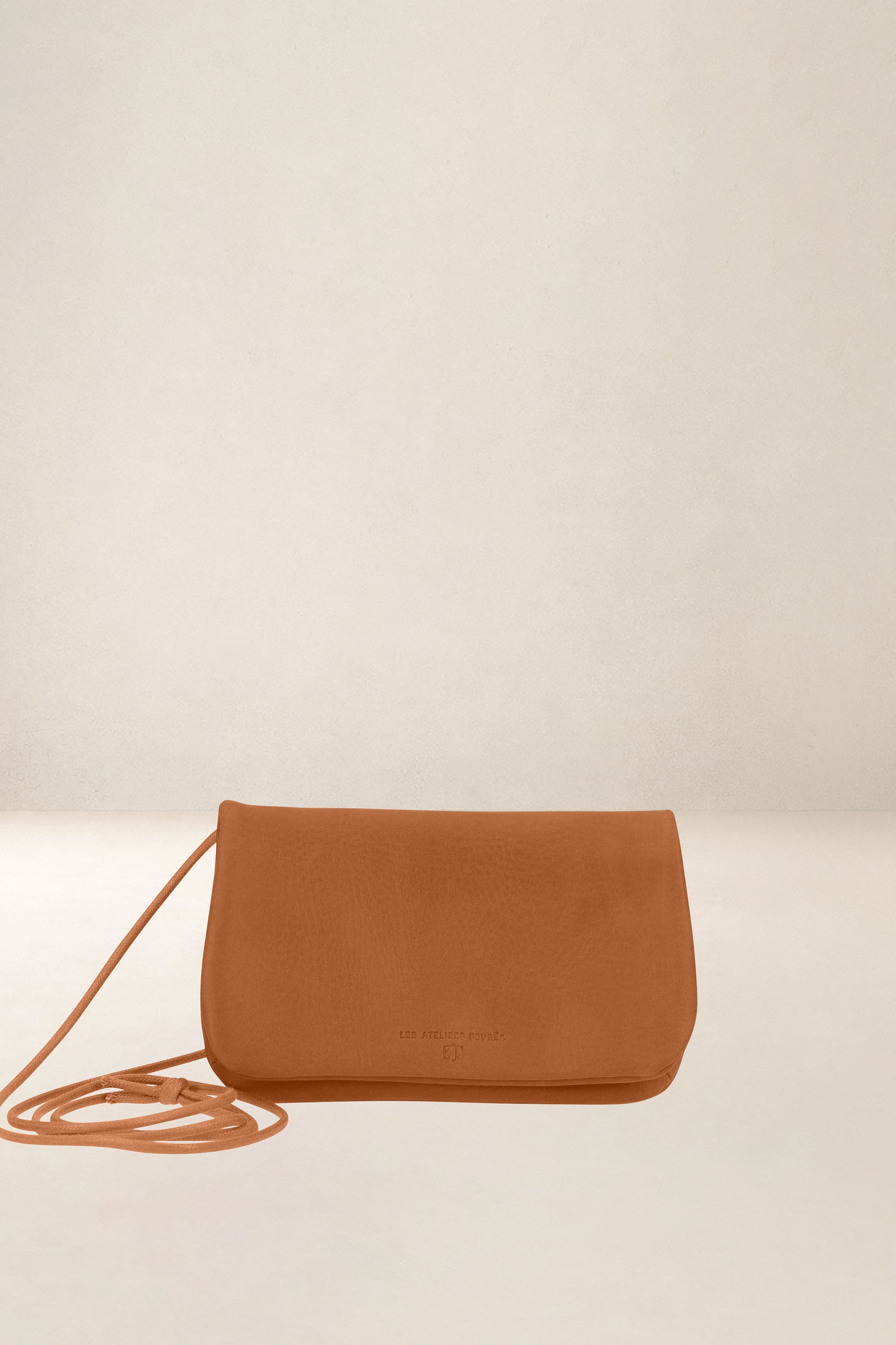 les-ateliers-four-s-cassandre-b96-pochette-t-l-phone-orange image 4