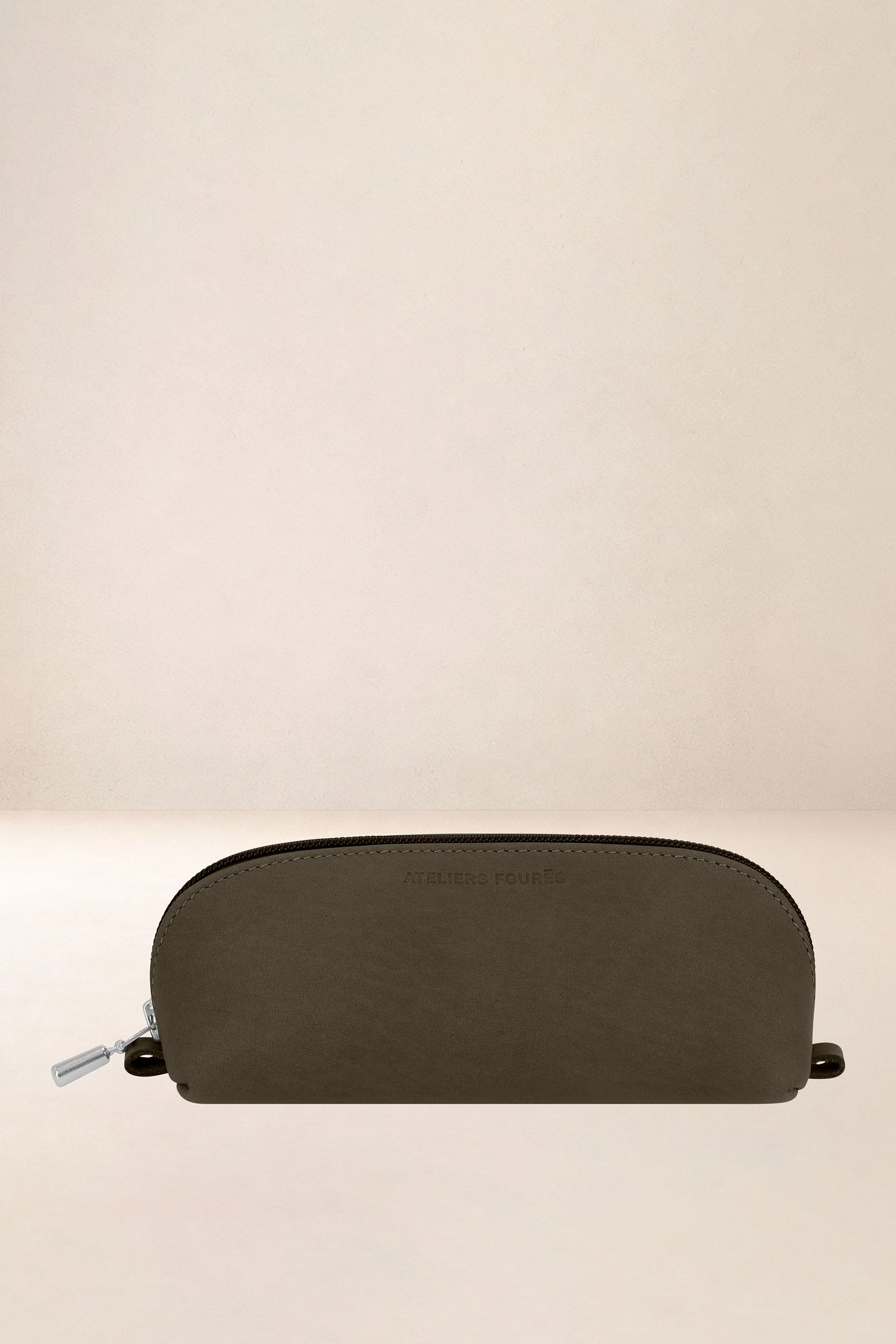 les-ateliers-four-s-ph-b-trousse-cuir-lionne-grand-angle image 5