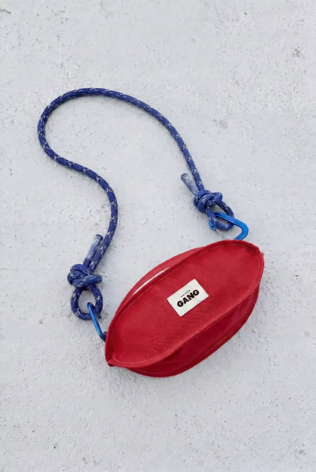 maison-gang-tomato-sac-ballon-upcycl-rouge-sangle-bleue image 1